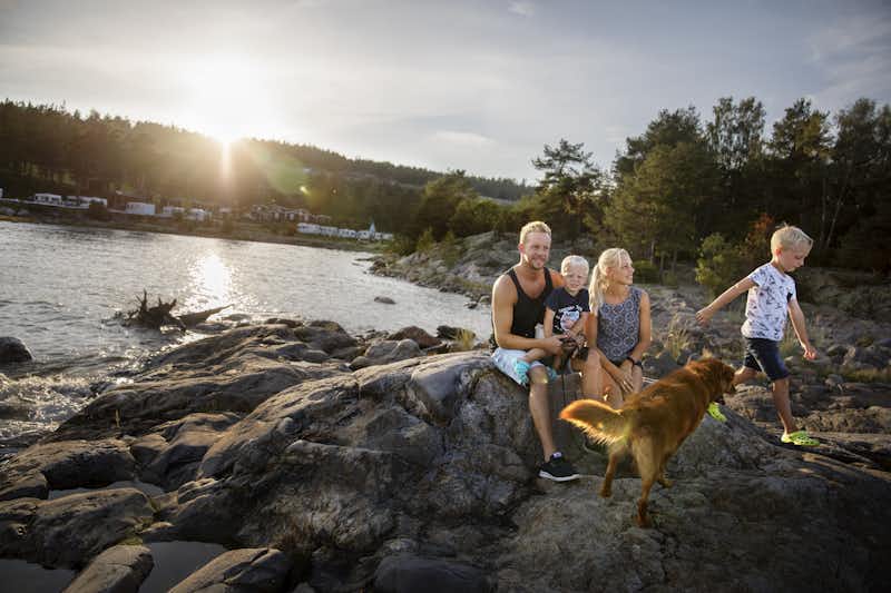 Nordic Camping Sundsvalls - Gäste vom Campingplatz am Wandern in den Naturlandschaften in der Nähe vom Campingplatz