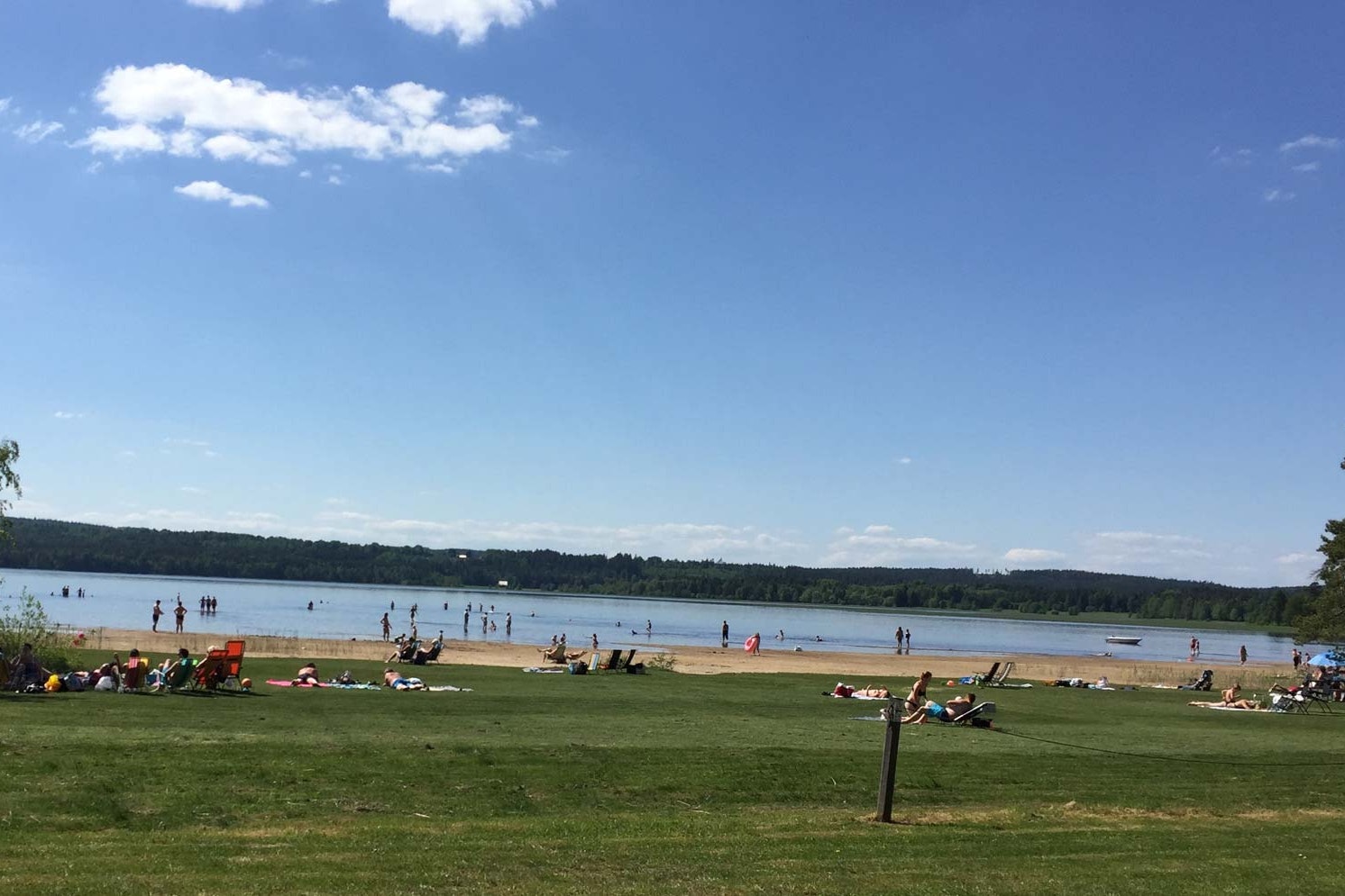 Flatenbadets Cottage and Camping - Camper am See beim Entspannen