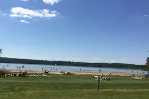 Flatenbadets Cottage and Camping - Camper am See beim Entspannen