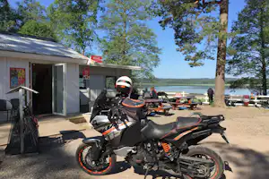 Flatenbadets Cottage and Camping - Kiosk mit Blick auf den See