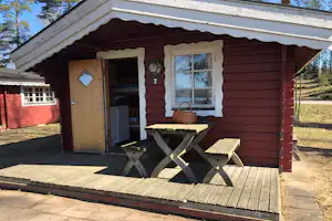 Flatenbadets Cottage and Camping - Mietunterkunft mit Terrasse und Sitzecke