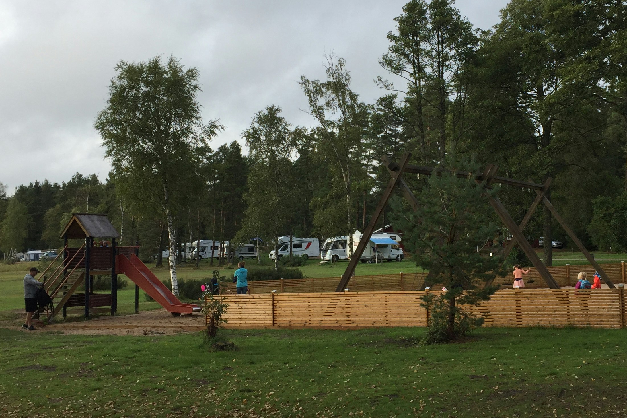 Flatenbadets Cottage and Camping - Spielplatz mit Schaukeln und Rutsche