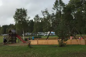 Flatenbadets Cottage and Camping - Spielplatz mit Schaukeln und Rutsche