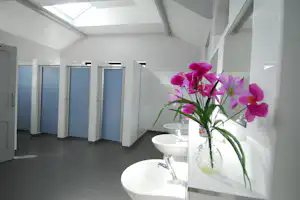 Fleming's White Bridge Caravan and Camping Park - Sanitäranlage auf dem Campingplatz mit Toilette, Waschbecken, und Spiegel