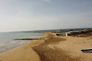 Flintstones Park - Blick auf den Strand in der Nähe des Campingplatzes