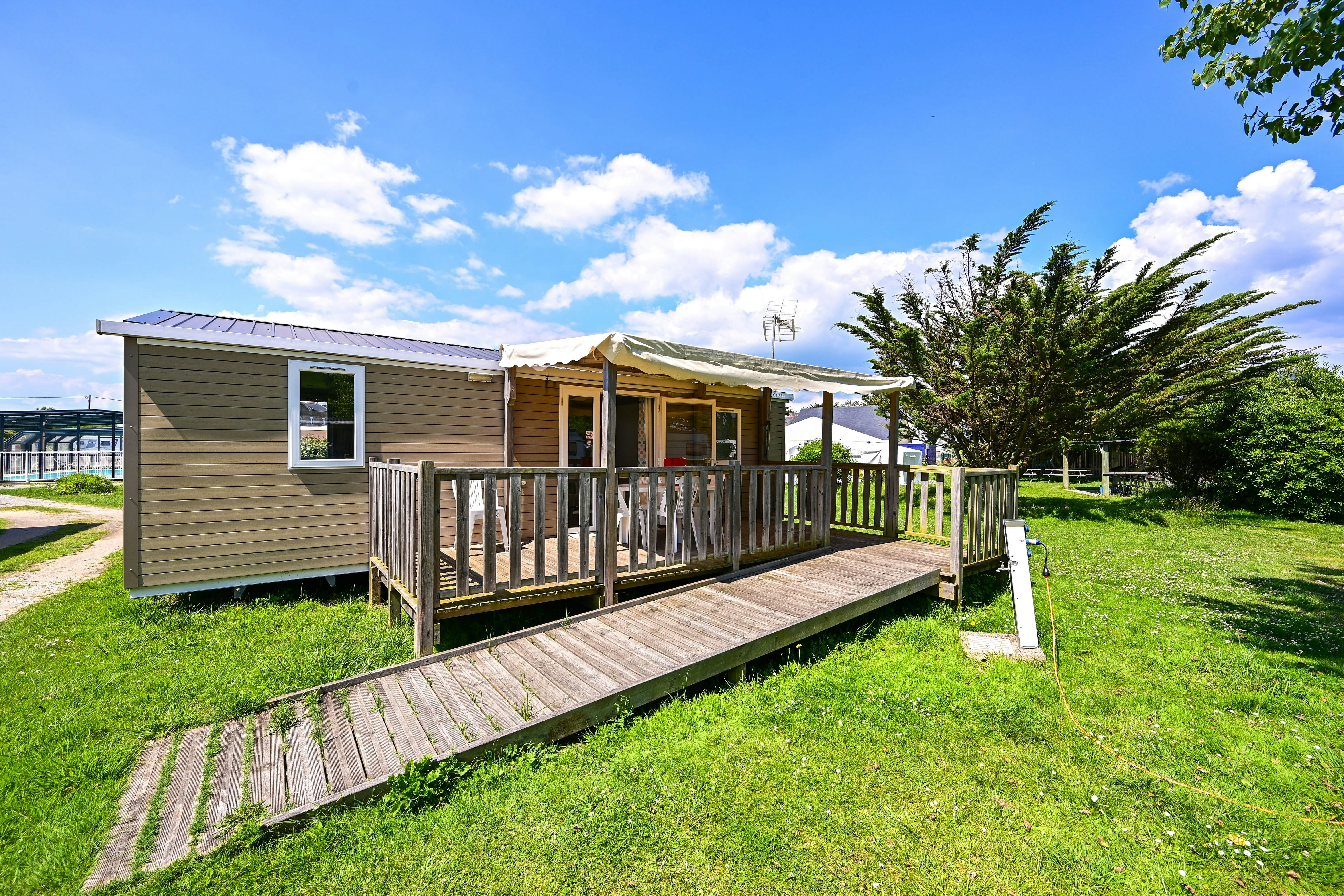 Camping Le Relais de l'Ocean  - Mobilheim mit Terrasse auf dem Campingplatz