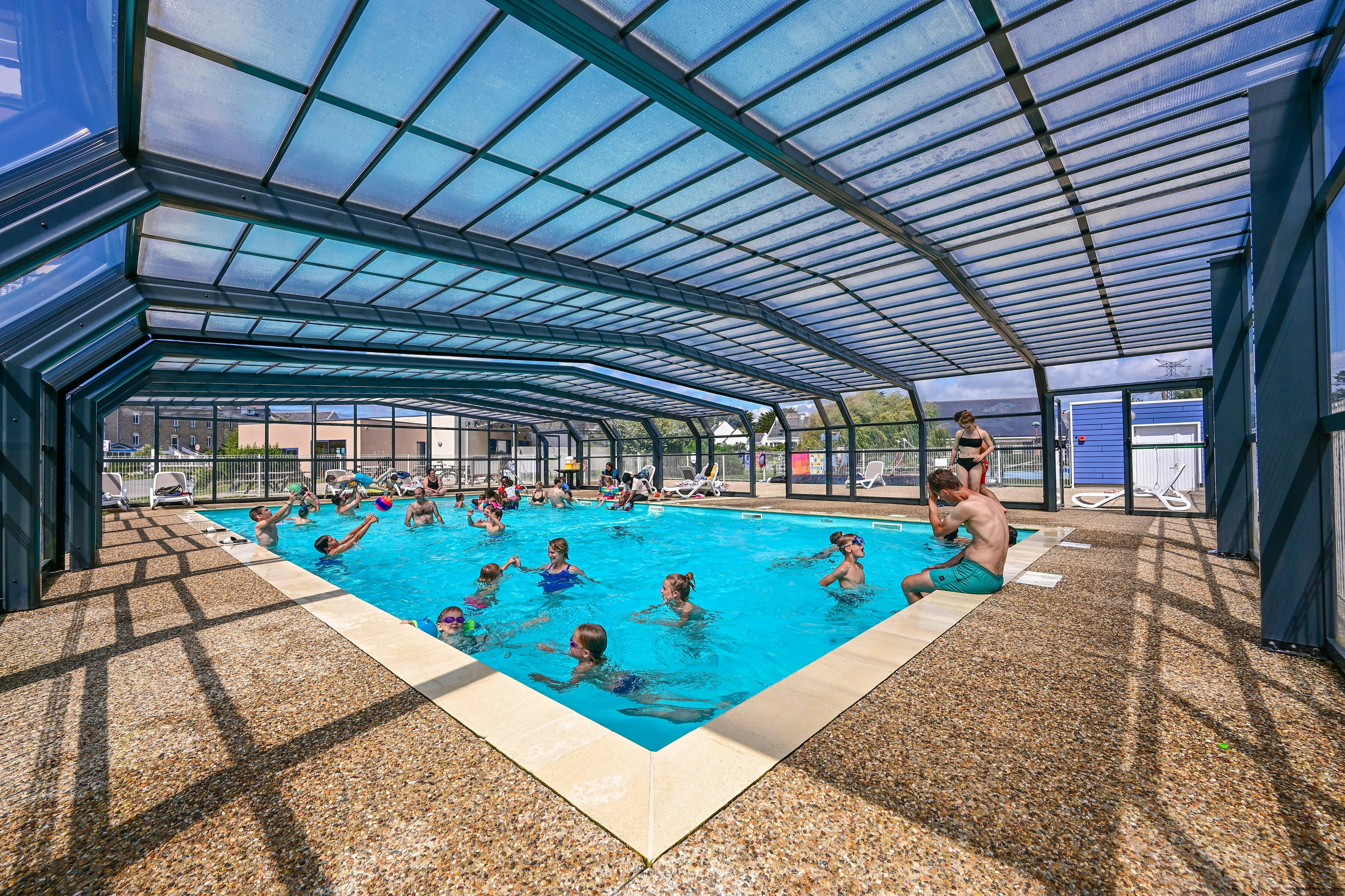 Camping Le Relais de l'Ocean - Beheizter Pool mit Überdachung auf dem Campingplatz