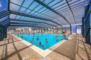 Camping Le Relais de l'Ocean - Beheizter Pool mit Überdachung auf dem Campingplatz