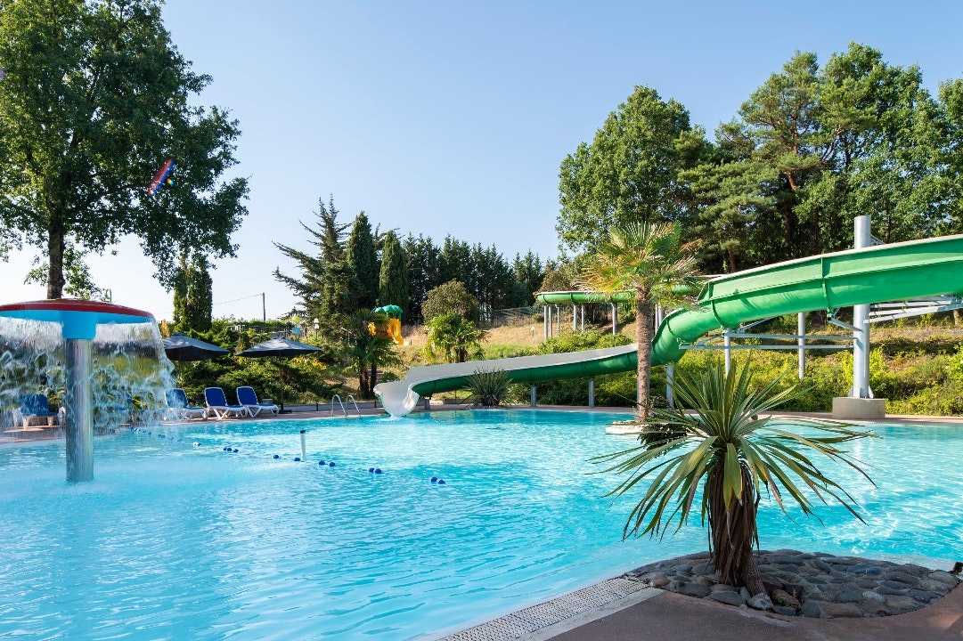 Flower Camping Aramis - Freibad mit Wasserrutschen auf dem Campingplatz