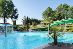 Flower Camping Aramis - Freibad mit Wasserrutschen auf dem Campingplatz