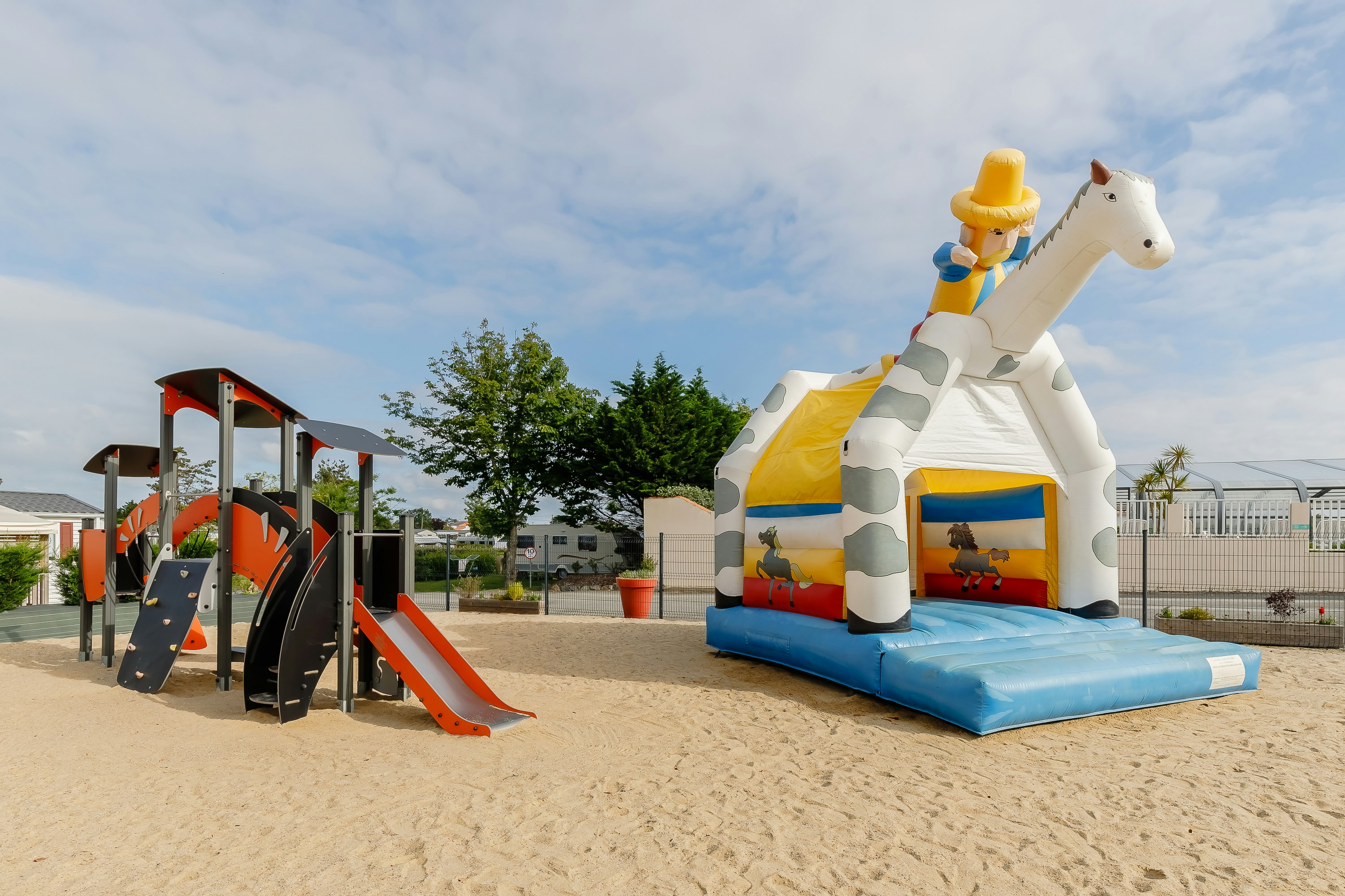 Camping Cabestan  Flower Camping Cabestan  - Hüpfburgen für Kinder auf dem Campingplatz