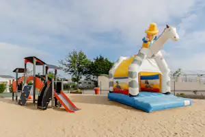 Camping Cabestan Flower Camping Cabestan - Hüpfburgen für Kinder auf dem Campingplatz