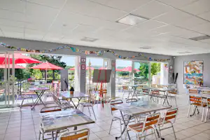 Flower Camping de Conleau - Restaurant mit Terrasse auf dem Campingplatz