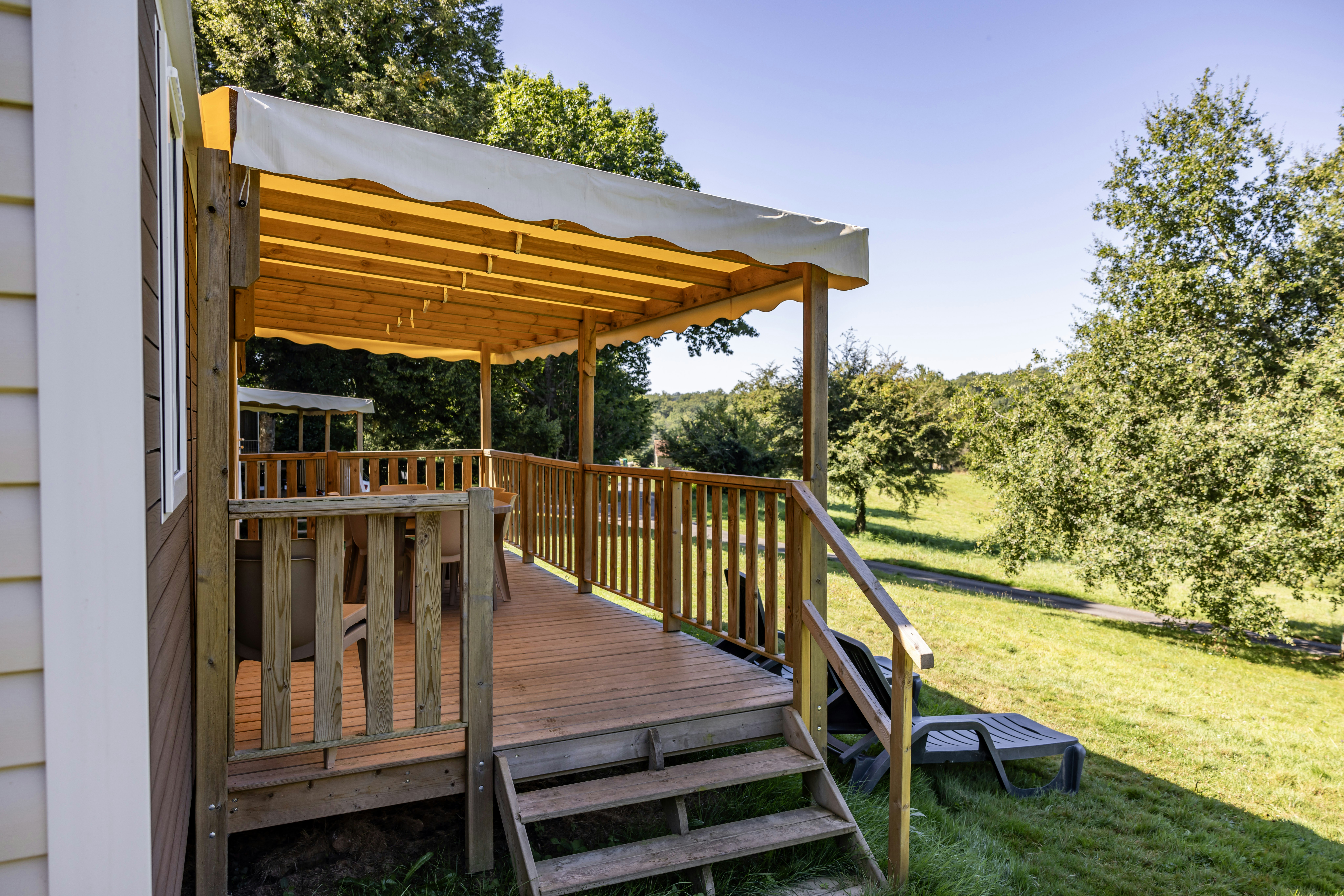 Flower Camping de Rouffiac  Flower Camping Camping et Base de Loisirs de Rouffiac  - Mobilheim mit Terrasse auf dem Campingplatz