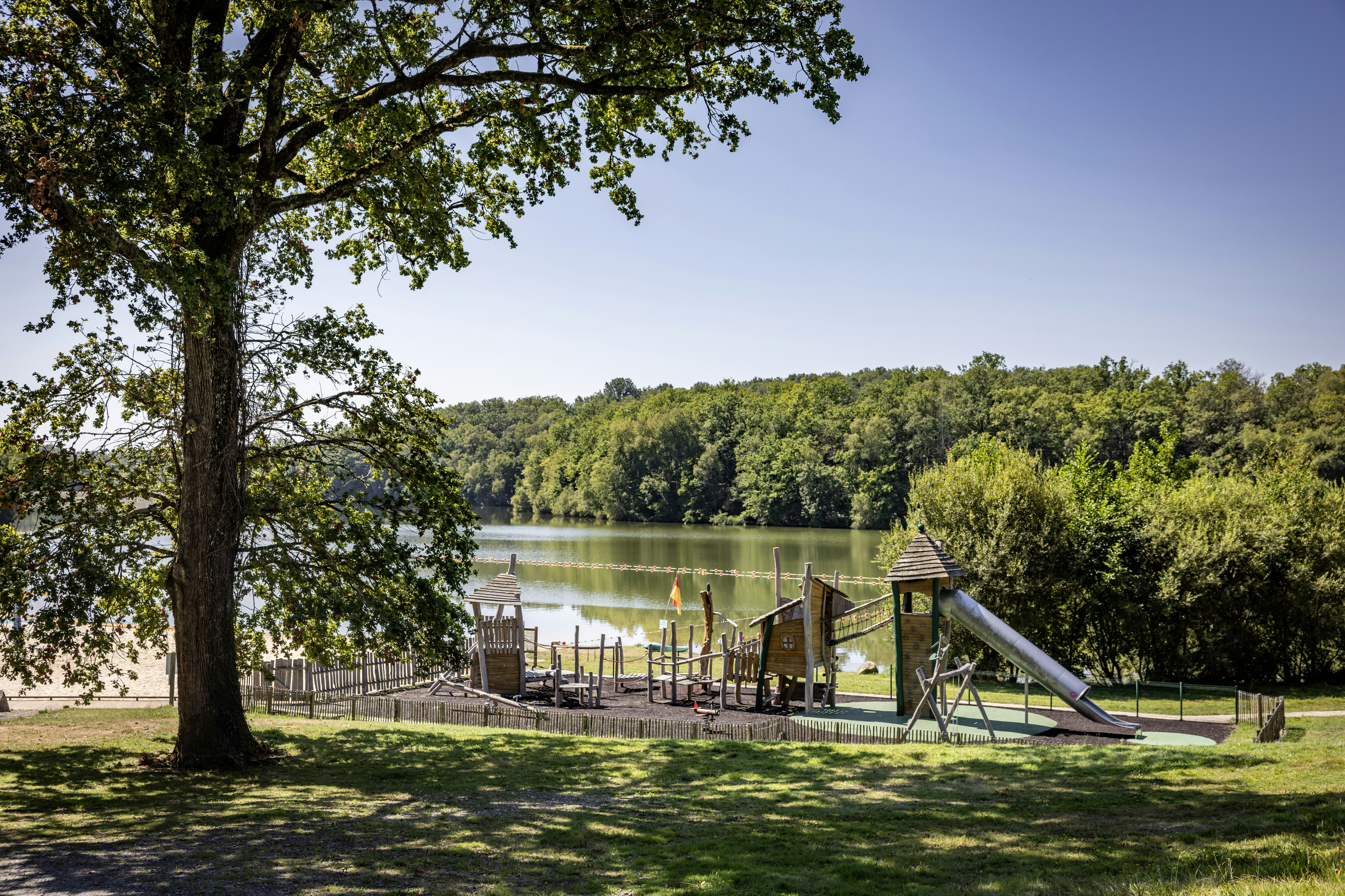 Flower Camping de Rouffiac  Flower Camping Camping et Base de Loisirs de Rouffiac - Blick auf den Kinderspielplatz am See