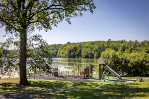 Flower Camping de Rouffiac Flower Camping Camping et Base de Loisirs de Rouffiac - Blick auf den Kinderspielplatz am See