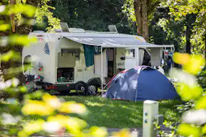 Flower Camping de Rouffiac Flower Camping Camping et Base de Loisirs de Rouffiac - Standplätze im Grünen auf dem Campingplatz