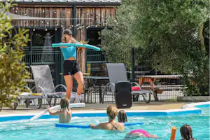 Camping Paradis Pins Soulac - Aquafitness im Freibad des Campingplatzes