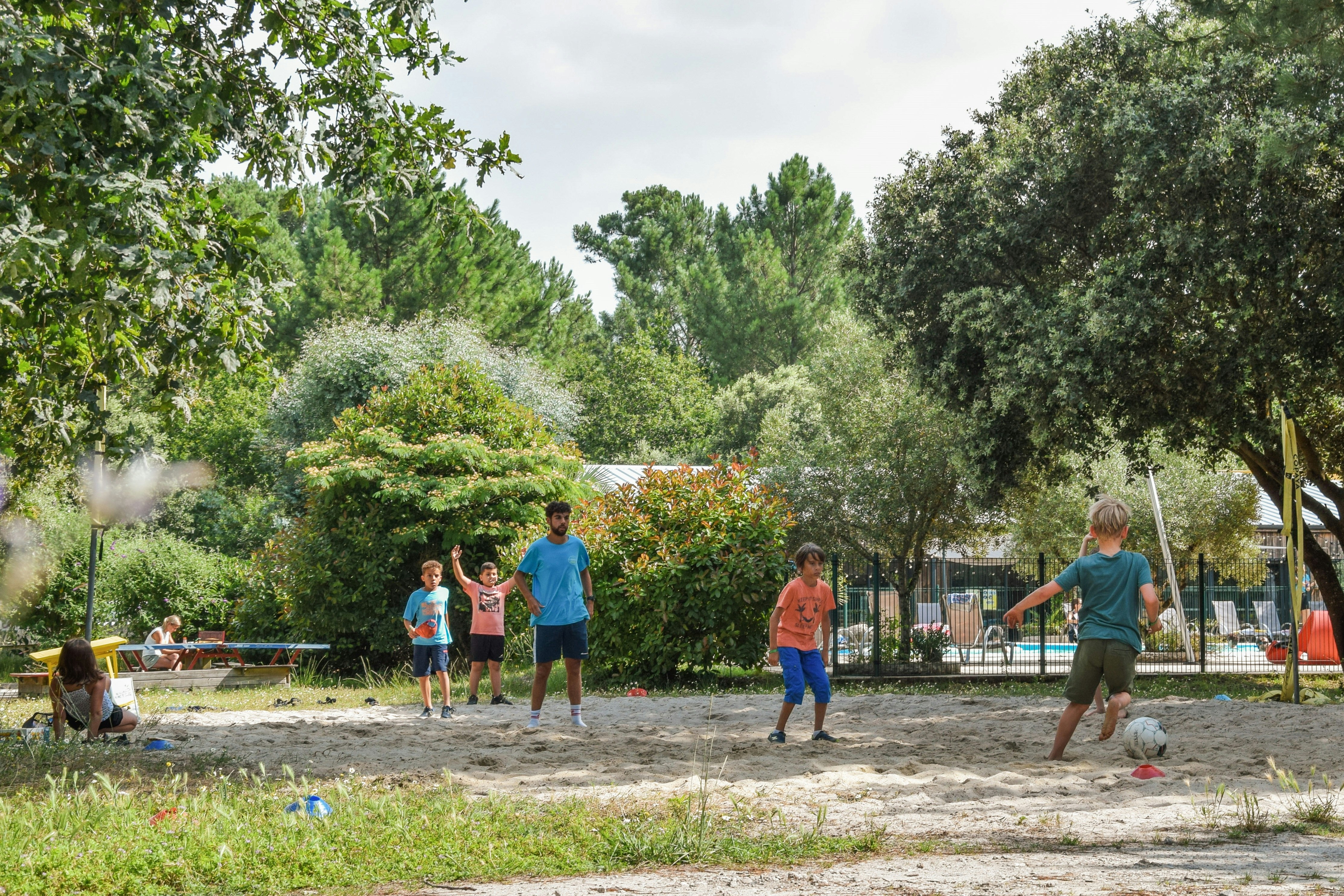 Camping Paradis Pins Soulac - Kinder spielen Fußball auf dem Campingplatz