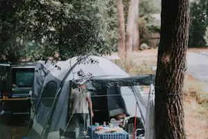 Camping Paradis des Pins - Soulac - Zeltplatz zwischen Bäumen und kleinen Sträuchern