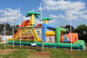 Flower Camping Domaine de Gajan - Spielplatz vom Campingplatz mit Hüpfburg
