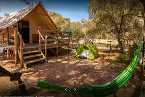 Flower Camping Domaine de Gajan - Hängematte am Mobilheim vom Campingplatz mit Veranda