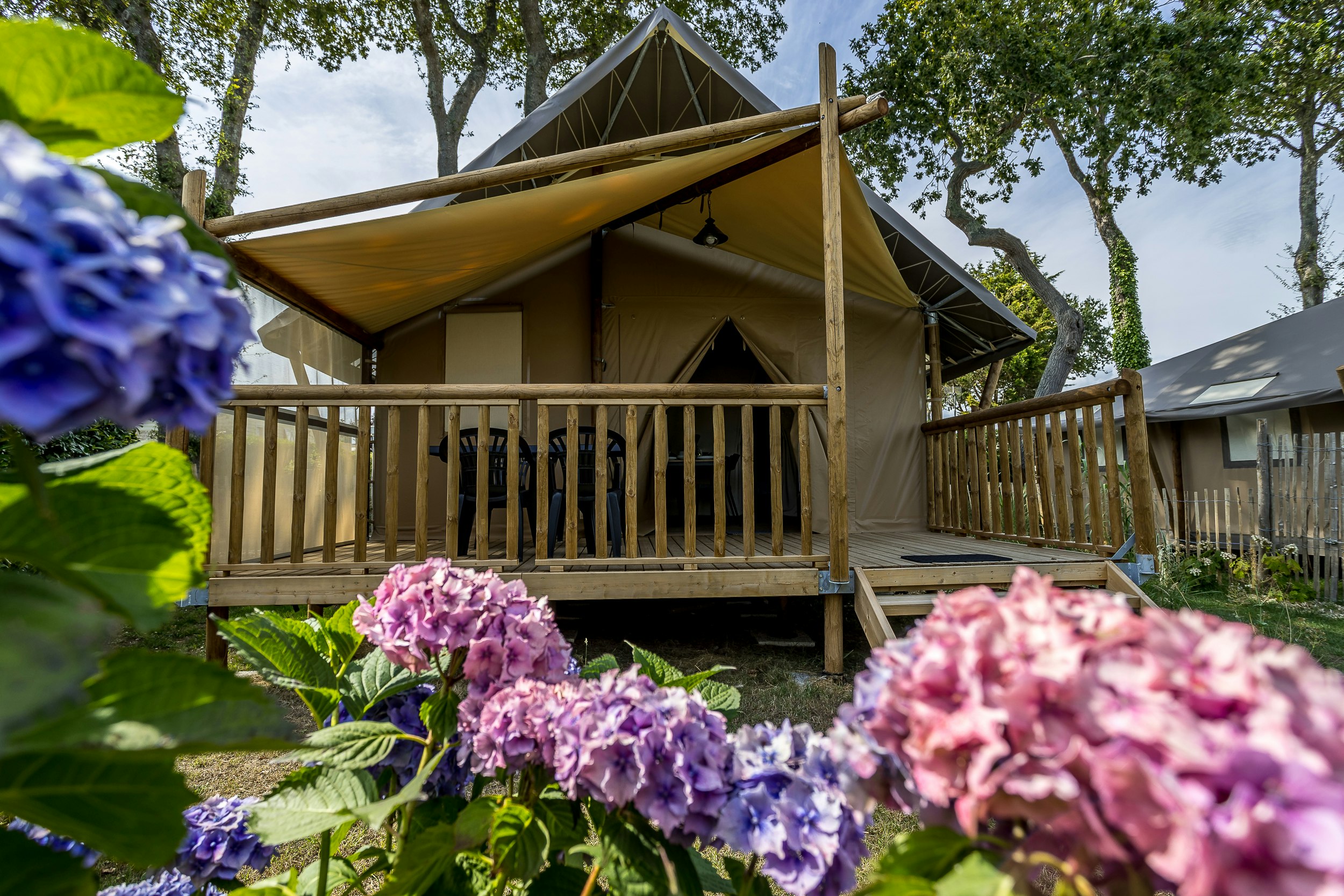 Flower Camping Domaine de Pendruc - Glamping-Zelt mit Terrasse auf dem Campingplatz