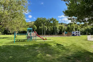 Flower Camping Du Gévaudan - Kinderspielplatz auf dem Campingplatz