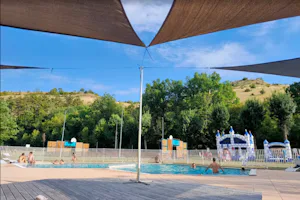 Flower Camping Du Gévaudan - Pool im Freien auf dem Campingplatz