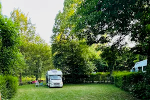 Flower Camping Du Gévaudan - Standplatzwiese auf dem Campingplatz