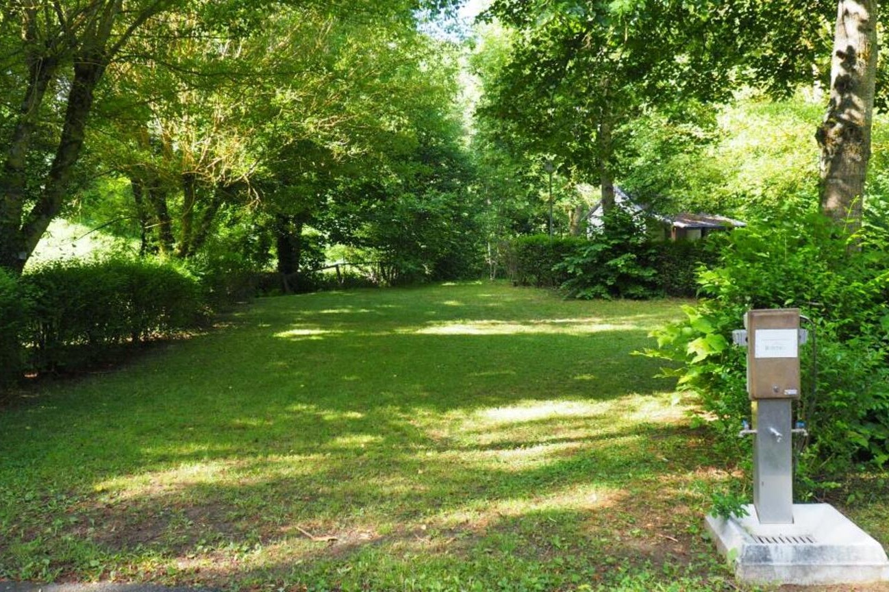 Flower Camping Du Gévaudan - Standplatzwiese auf dem Campingplatz
