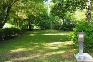Flower Camping Du Gévaudan - Standplatzwiese auf dem Campingplatz