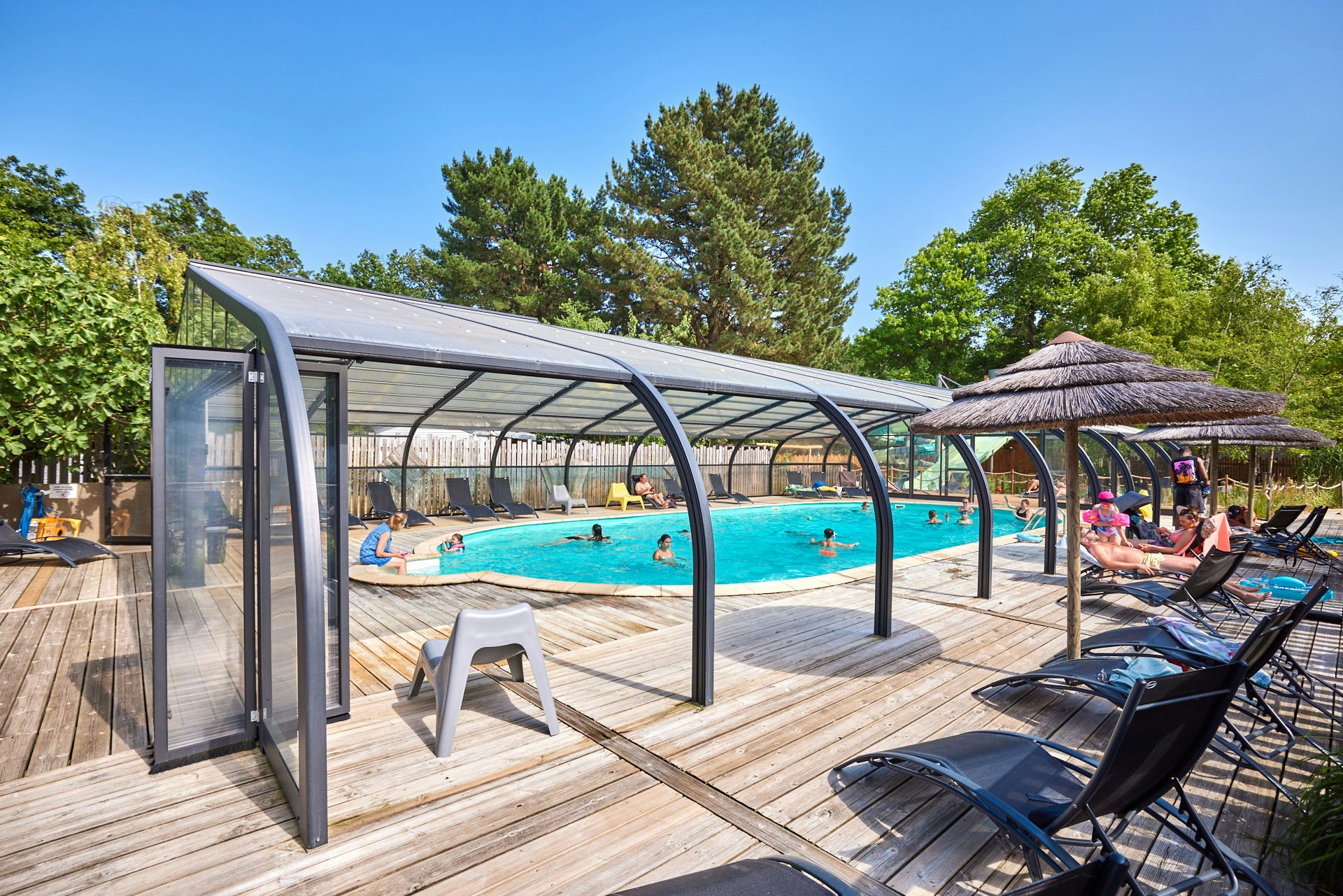 Flower Camping du Lac de La Chausselière  - Pool im Freien mit Liegestühlen und Sonnenschirmen