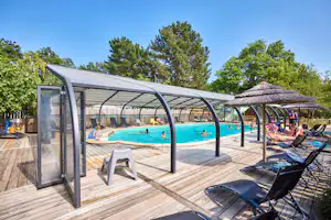 Flower Camping du Lac de La Chausselière - Pool im Freien mit Liegestühlen und Sonnenschirmen