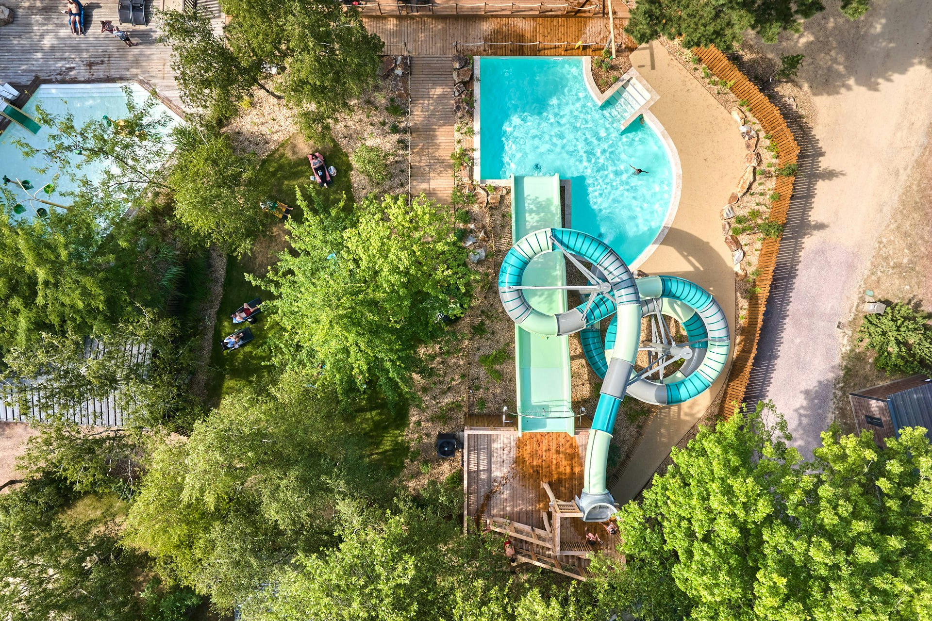 Flower Camping du Lac de La Chausselière - Luftaufnahme des Freibades mit Wasserrutsche