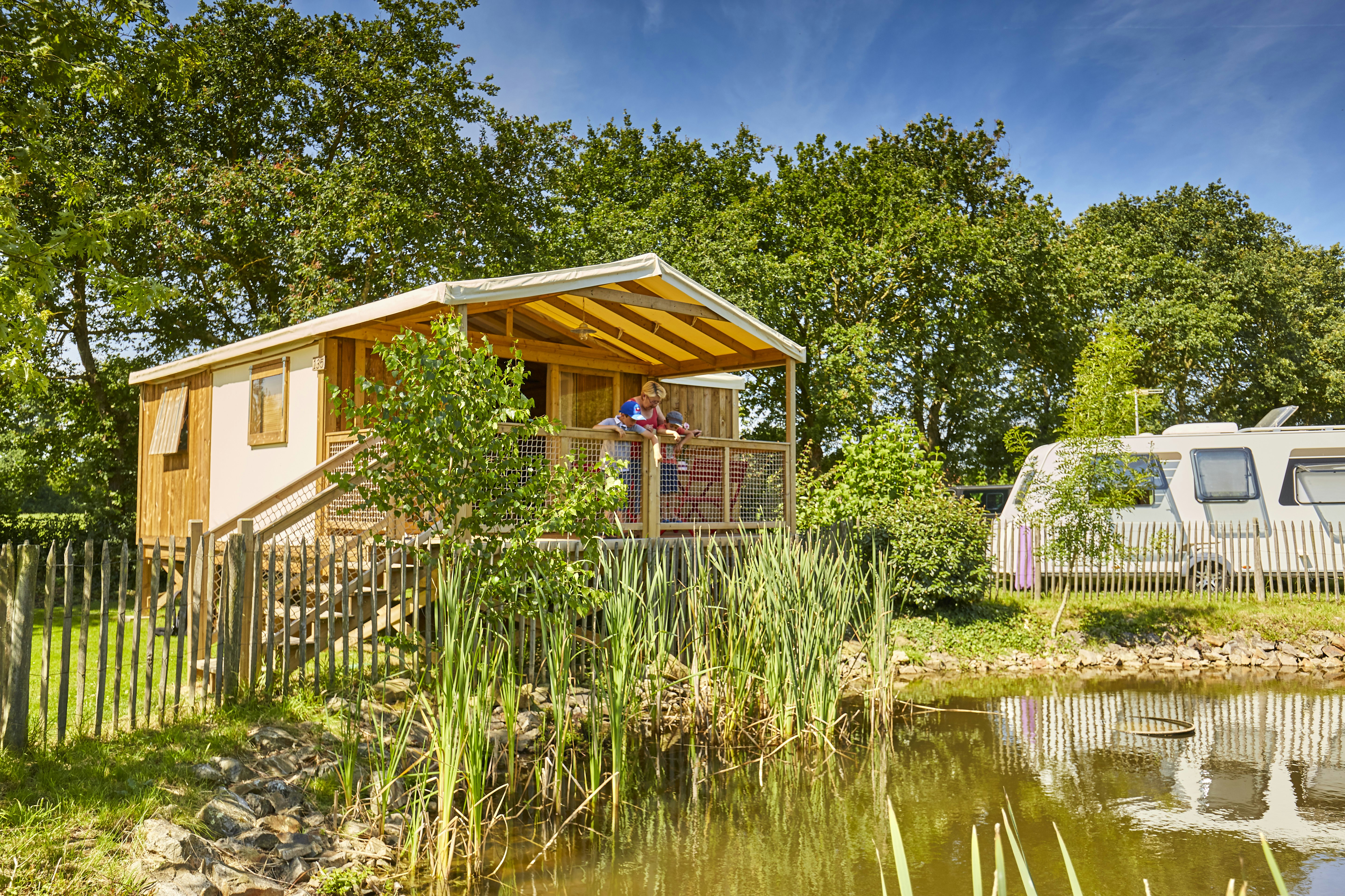 Flower Camping du Lac de La Chausselière - Mobilheim und Standplatz am Teich