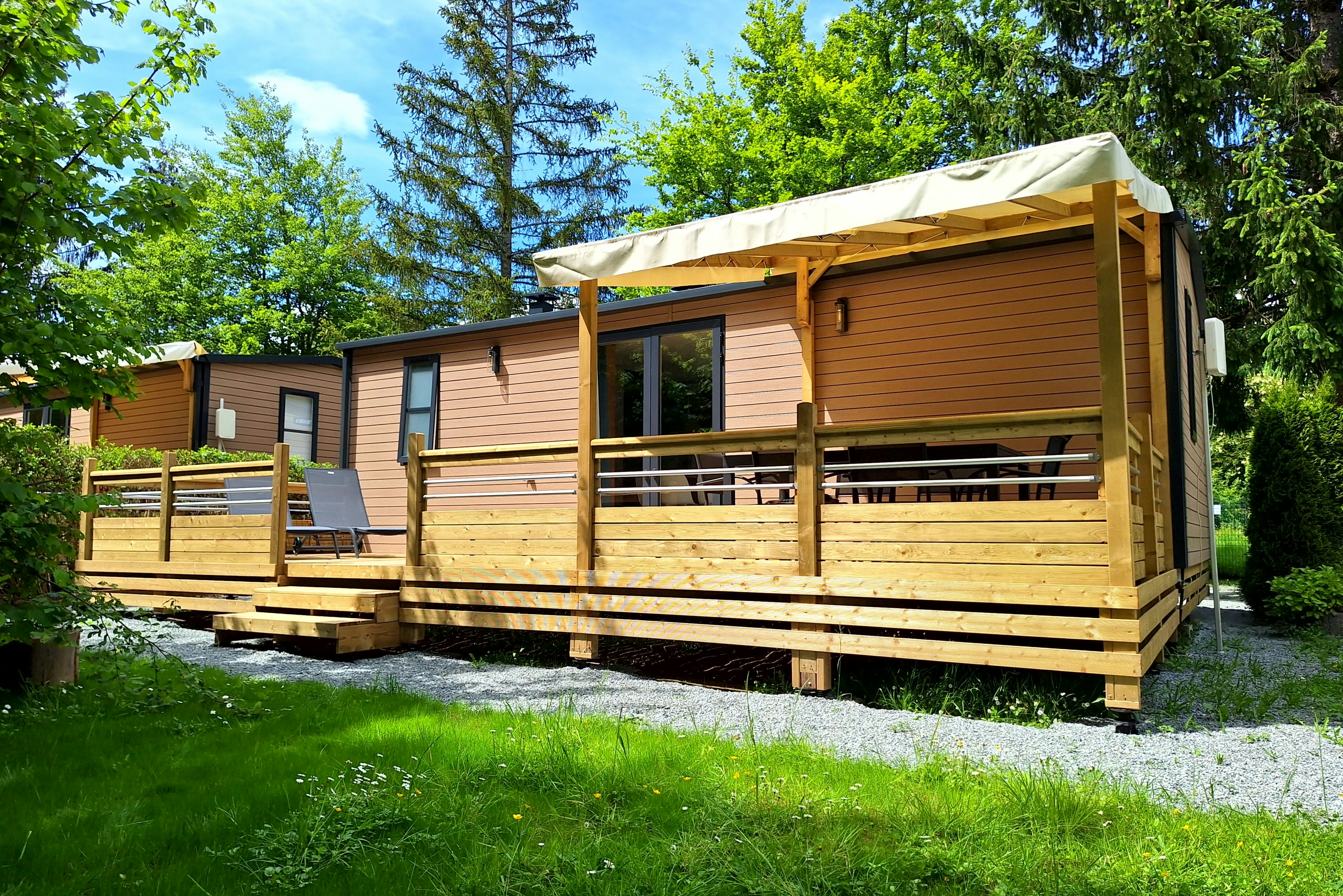 Flower Camping du Lac de la Seigneurie  - Mobilheim mit Terrasse auf dem Campingplatz