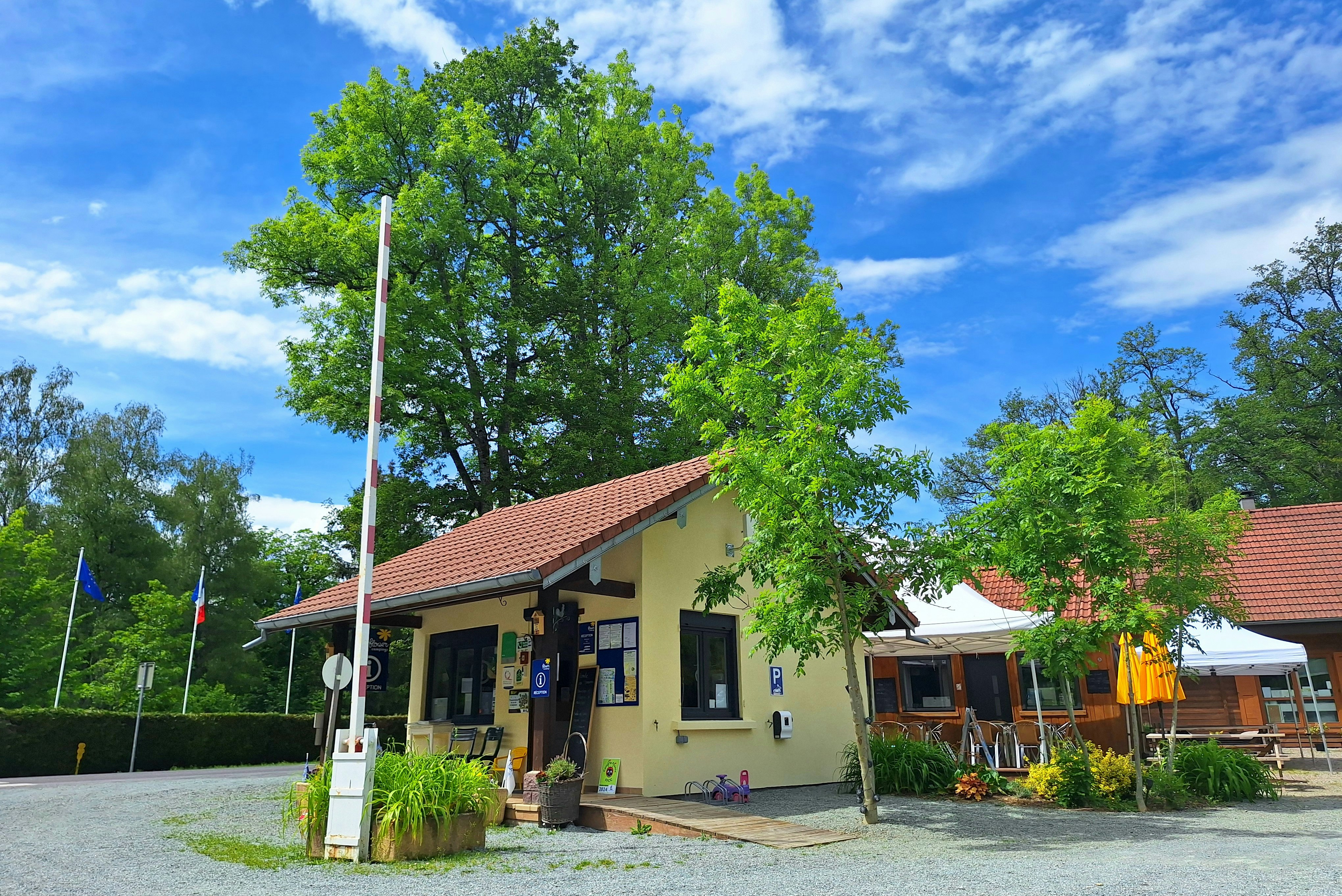 Flower Camping du Lac de la Seigneurie - Einfahrt und Rezeption des Campingplatzes