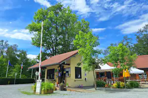 Flower Camping du Lac de la Seigneurie - Einfahrt und Rezeption des Campingplatzes