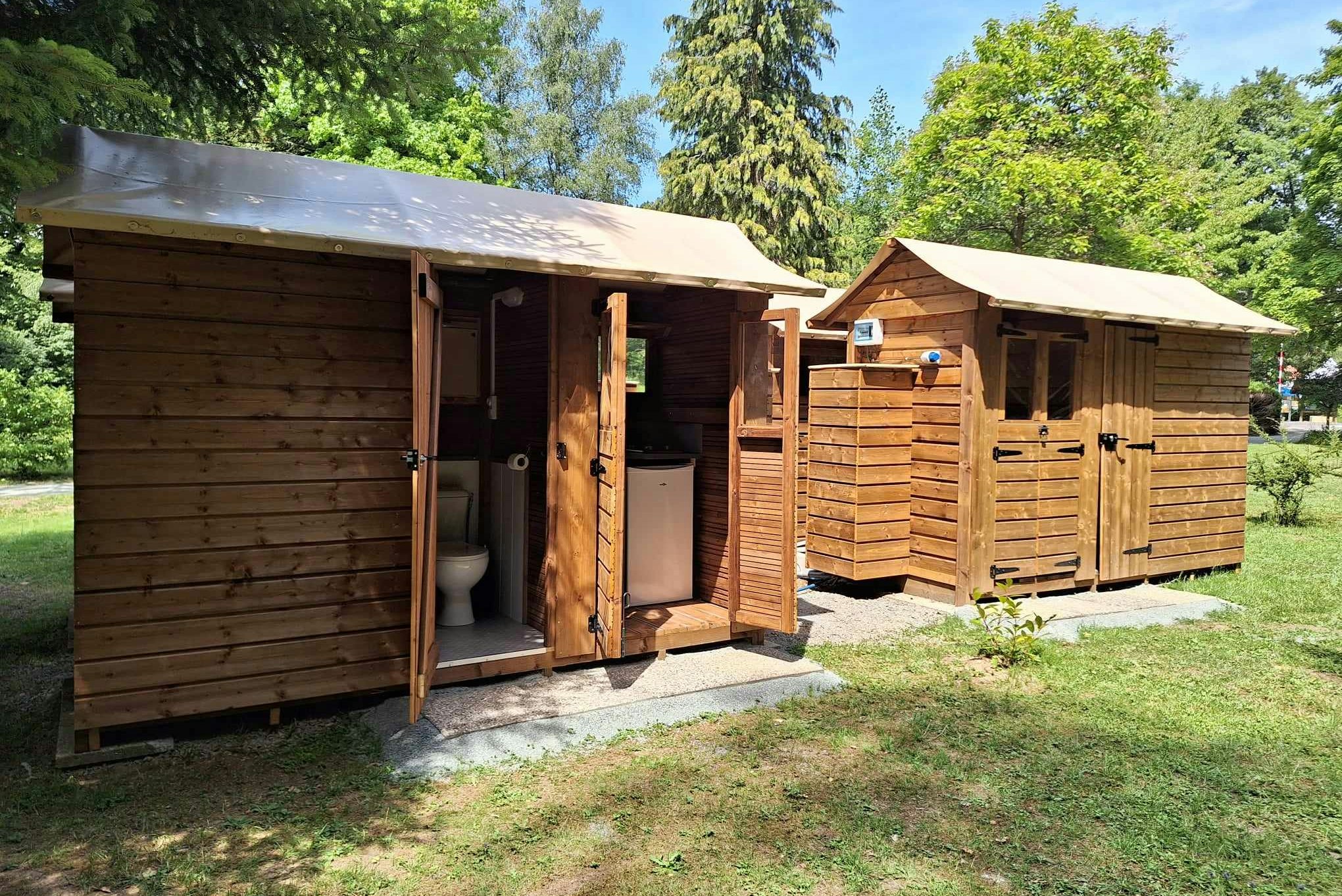 Flower Camping du Lac de la Seigneurie - Private Sanitäreinheiten am Standplatz