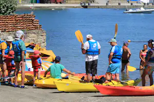 Flower Camping du Lac - Aktivität Kayak fahren auf dem See am Campingplatz mit Kindern