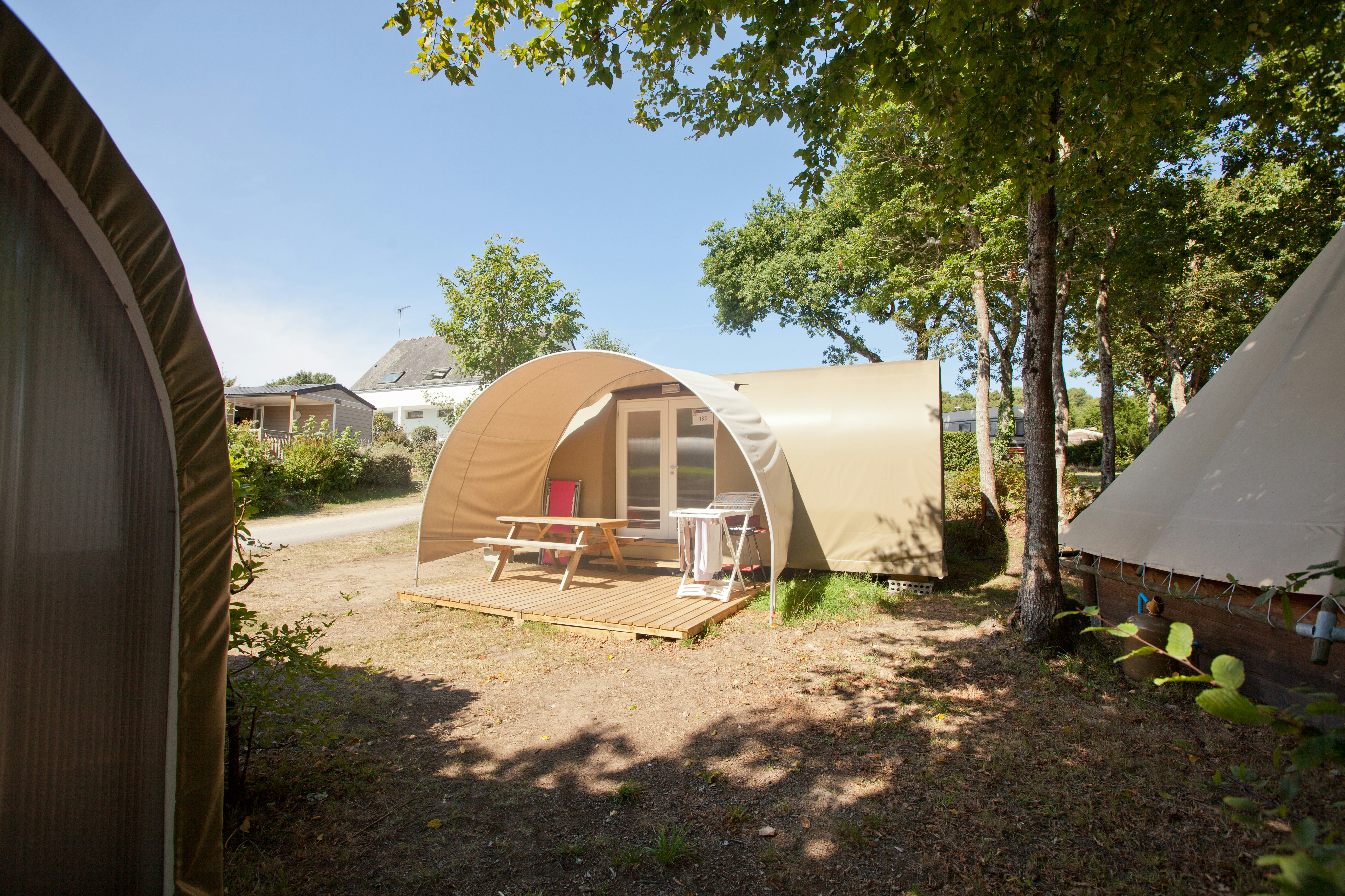 Flower Camping du Lac - Mobilheim vom Campingplatz mit Veranda