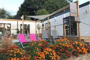 Flower Camping du Lac - Rezeption und Terasse vom Restaurant auf dem Campingplatz
