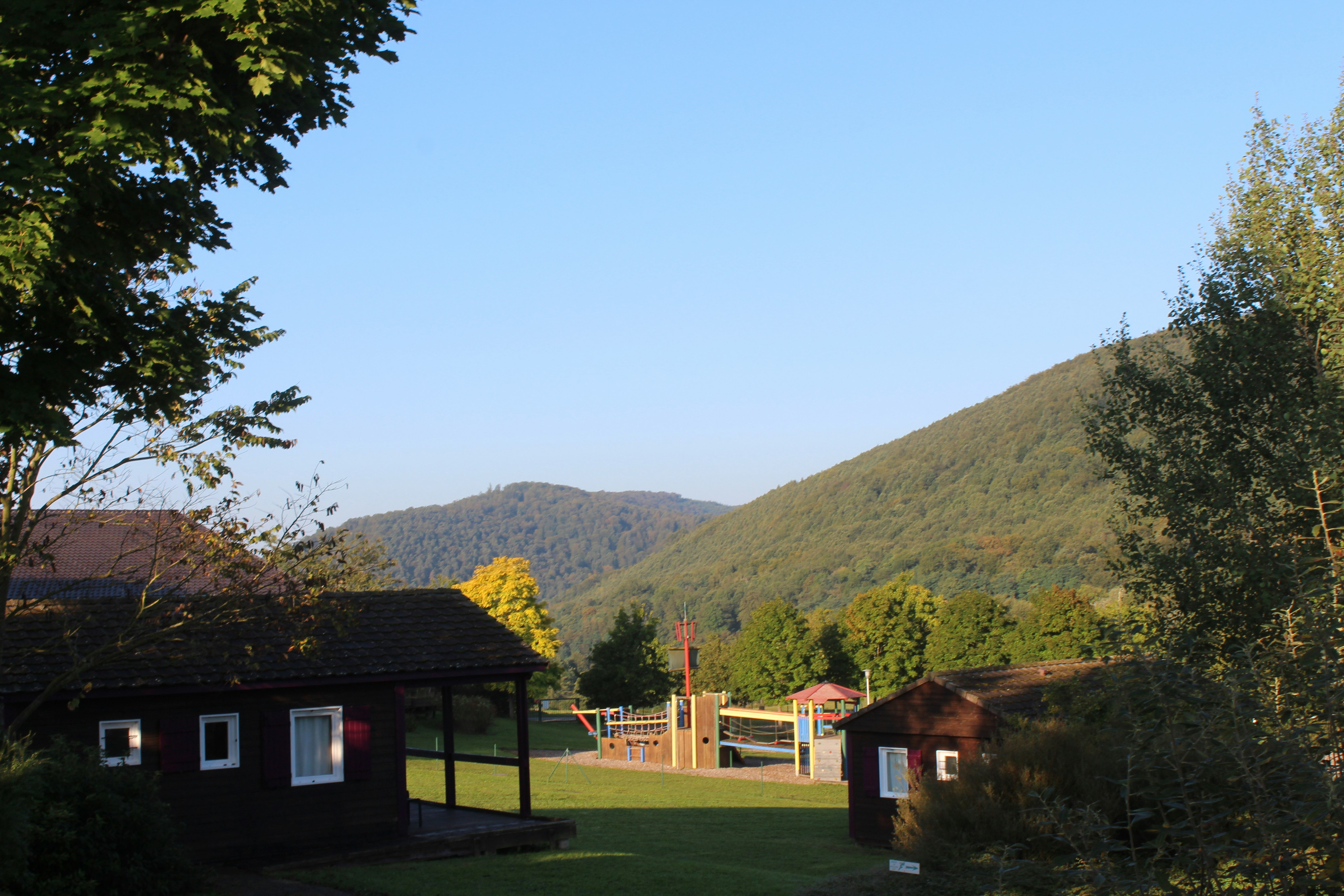 Flower Camping L' Oasis - Blick auf den Kinderspielplatz im Grünen