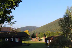 Flower Camping L' Oasis - Blick auf den Kinderspielplatz im Grünen