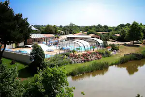 Flower Camping La Bretonnière - Übersicht über den Poolbereich am Wasser