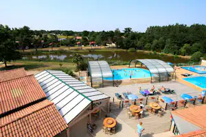 Flower Camping La Bretonnière - Poolbereich und Terasse auf dem Campingplatz