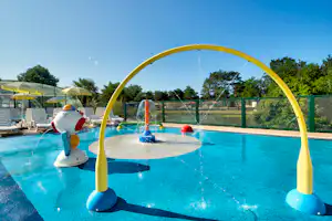 Flower Camping La Bretonnière - Kinderbereich im Freibad