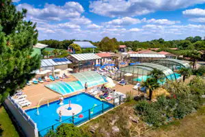 Flower Camping La Bretonnière - Luftaufnahme der Poollandschaft