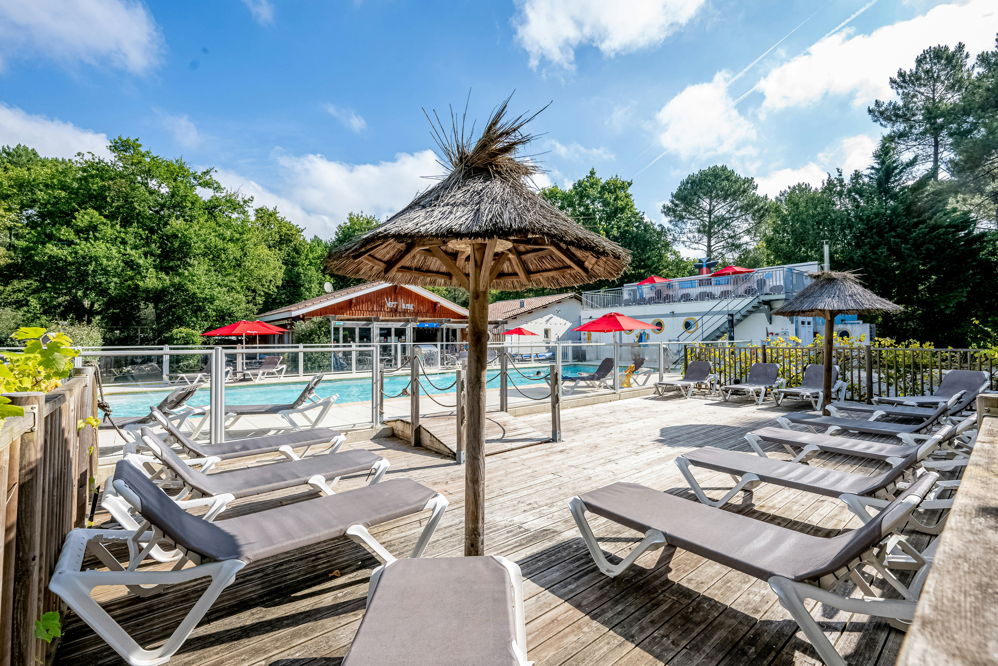 Flower Camping La Canadienne  - Pool im Freien mit Liegestühlen und Sonnenschirmen